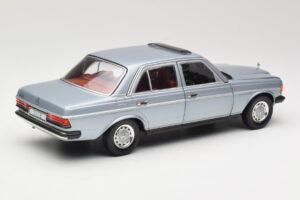 Mercedes 230E W123 Сребрист & Светлосин Revell 1:18 08407 Метал — снимка 3 от 8