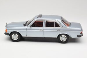 Mercedes 230E W123 Сребрист & Светлосин Revell 1:18 08407 Метал — снимка 4 от 8