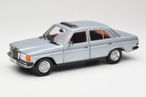 Mercedes 230E W123 Сребрист & Светлосин Revell 1:18 08407 Метал