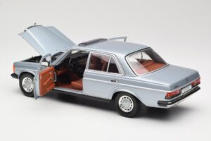 Mercedes 230E W123 Сребрист & Светлосин Revell 1:18 08407 Метал — снимка 5 от 8