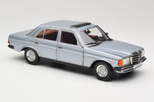 Mercedes 230E W123 Сребрист & Светлосин Revell 1:18 08407 Метал — снимка 6 от 8