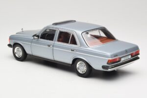Mercedes 230E W123 Сребрист & Светлосин Revell 1:18 08407 Метал — снимка 7 от 8