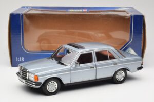 Mercedes 230E W123 Сребрист & Светлосин Revell 1:18 08407 Метал — снимка 8 от 8