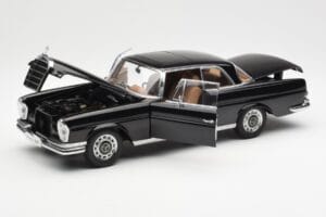 Mercedes 280 SE W111 Coupe Черен AUTOart 1:18 76286 Метал — снимка 2 от 8
