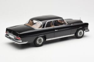 Mercedes 280 SE W111 Coupe Черен AUTOart 1:18 76286 Метал — снимка 3 от 8