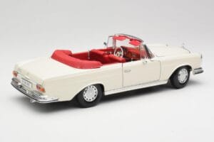Mercedes 280SE W108 Ivory Бял Maisto 1:18 50223 Метал — снимка 3 от 8