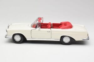 Mercedes 280SE W108 Ivory Бял Maisto 1:18 50223 Метал — снимка 4 от 8