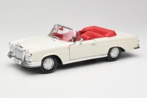 Mercedes 280SE W108 Ivory Бял Maisto 1:18 50223 Метал