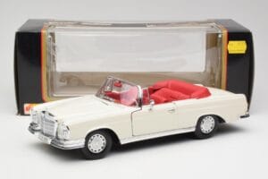 Mercedes 280SE W108 Ivory Бял Maisto 1:18 50223 Метал — снимка 8 от 8