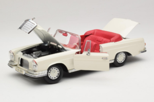 Mercedes 280 SE W108 Бял Maisto 1:18 52111 Метал — снимка 2 от 8
