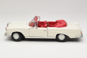 Mercedes 280 SE W108 Бял Maisto 1:18 52111 Метал — снимка 4 от 8