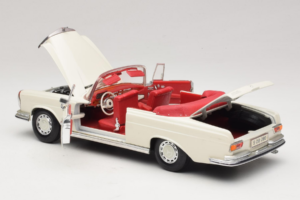 Mercedes 280 SE W108 Бял Maisto 1:18 52111 Метал — снимка 5 от 8