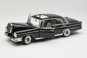 Mercedes 300 SE W112 Black Metallic Revell 1:18 08910 Метал — снимка 2 от 8