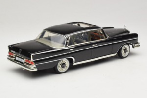 Mercedes 300 SE W112 Black Metallic Revell 1:18 08910 Метал — снимка 3 от 8