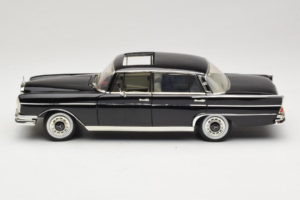 Mercedes 300 SE W112 Black Metallic Revell 1:18 08910 Метал — снимка 4 от 8