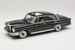 Mercedes 300 SE W112 Black Metallic Revell 1:18 08910 Метал