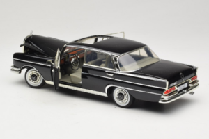 Mercedes 300 SE W112 Black Metallic Revell 1:18 08910 Метал — снимка 5 от 8