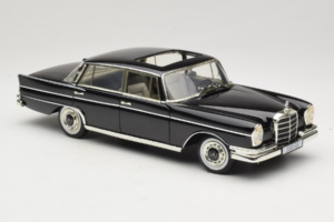 Mercedes 300 SE W112 Black Metallic Revell 1:18 08910 Метал — снимка 6 от 8