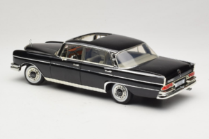 Mercedes 300 SE W112 Black Metallic Revell 1:18 08910 Метал — снимка 7 от 8
