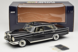 Mercedes 300 SE W112 Black Metallic Revell 1:18 08910 Метал — снимка 8 от 8