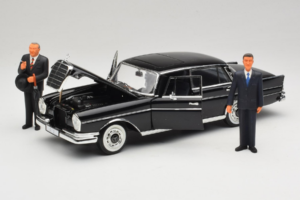 Mercedes 300 SE Черен с Фигурки Revell 1:18 9050 Метал — снимка 2 от 9