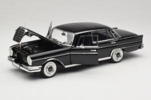 Mercedes 300 SE Черен с Фигурки Revell 1:18 9050 Метал — снимка 3 от 9