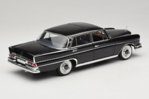 Mercedes 300 SE Черен с Фигурки Revell 1:18 9050 Метал — снимка 4 от 9