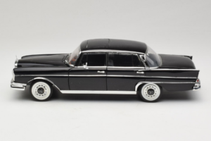 Mercedes 300 SE Черен с Фигурки Revell 1:18 9050 Метал — снимка 5 от 9