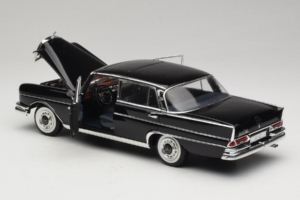 Mercedes 300 SE Черен с Фигурки Revell 1:18 9050 Метал — снимка 6 от 9