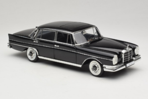 Mercedes 300 SE Черен с Фигурки Revell 1:18 9050 Метал — снимка 7 от 9