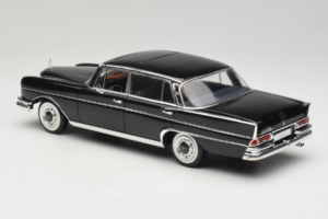 Mercedes 300 SE Черен с Фигурки Revell 1:18 9050 Метал — снимка 8 от 9