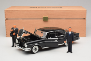 Mercedes 300 SE Черен с Фигурки Revell 1:18 9050 Метал — снимка 9 от 9