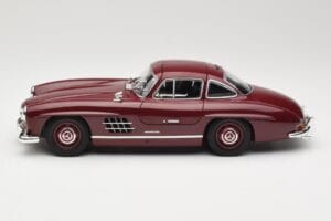 Mercedes 300 SL W198 Gullwing Тъмночервен Minichamps 1:18 110037218 Метал — снимка 4 от 8