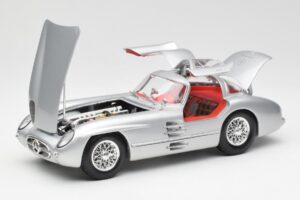 Mercedes 300 SLR Uhlenhaut Coupe Сребърен Maisto 1:18 536898 Метал — снимка 2 от 8