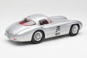 Mercedes 300 SLR Uhlenhaut Coupe Сребърен Maisto 1:18 536898 Метал — снимка 3 от 8