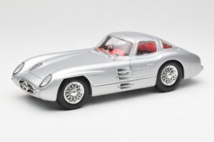Mercedes 300 SLR Uhlenhaut Coupe Сребърен Maisto 1:18 536898 Метал