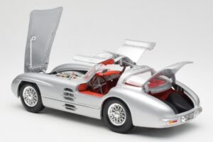 Mercedes 300 SLR Uhlenhaut Coupe Сребърен Maisto 1:18 536898 Метал — снимка 5 от 8
