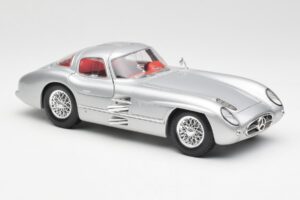 Mercedes 300 SLR Uhlenhaut Coupe Сребърен Maisto 1:18 536898 Метал — снимка 6 от 8