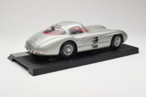 Mercedes 300 SLR Сребърен Revell 1:12 08851 Метал — снимка 3 от 8