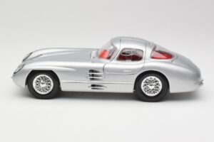 Mercedes 300 SLR Uhlenhaut Coupe Сребрист Maisto 1:18 36898 Метал — снимка 4 от 8