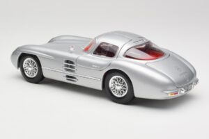 Mercedes 300 SLR Uhlenhaut Coupe Сребрист Maisto 1:18 36898 Метал — снимка 7 от 8