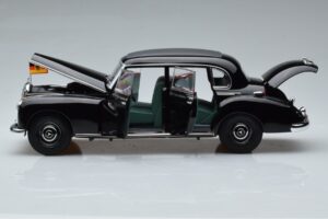 Mercedes 300 W186 Konrad Adenauer Norev 1:18 183707 Метал — снимка 4 от 9