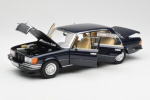 Mercedes 450 SEL 6.9 W116 Тъмносин Revell 1:18 8956 Метал — снимка 2 от 8