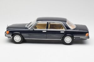 Mercedes 450 SEL 6.9 W116 Тъмносин Revell 1:18 8956 Метал — снимка 4 от 8
