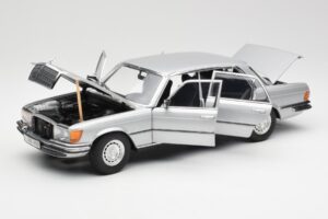 Mercedes 450 SEL 6.9 W116 Сребрист Revell 1:18 8955 Метал — снимка 2 от 8