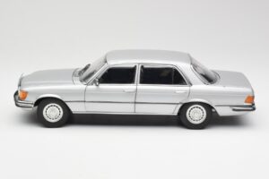 Mercedes 450 SEL 6.9 W116 Сребрист Revell 1:18 8955 Метал — снимка 4 от 8