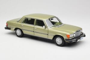 Mercedes 450 SEL W116 J.R. Ewing Dallas Сребристозелено Norev 1:18 183975 Метал — снимка 4 от 8