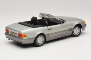 Mercedes SL 500 R129 Сребрист Revell 1:18 8801-P1 Метал — снимка 3 от 8
