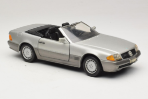 Mercedes SL 500 R129 Сребрист Revell 1:18 8801-P1 Метал — снимка 6 от 8