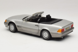 Mercedes SL 500 R129 Сребрист Revell 1:18 8801-P1 Метал — снимка 7 от 8